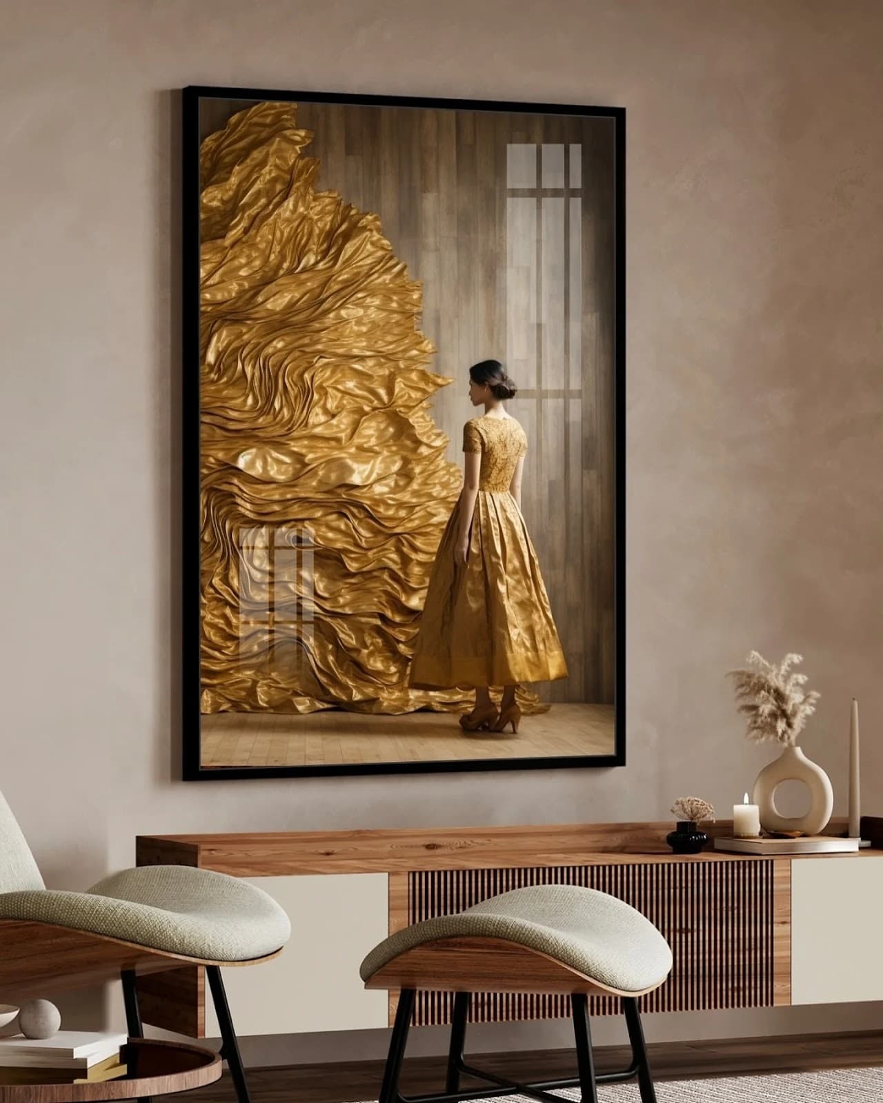 Quadro Mulher de Vestido Dourado Esvoaçante