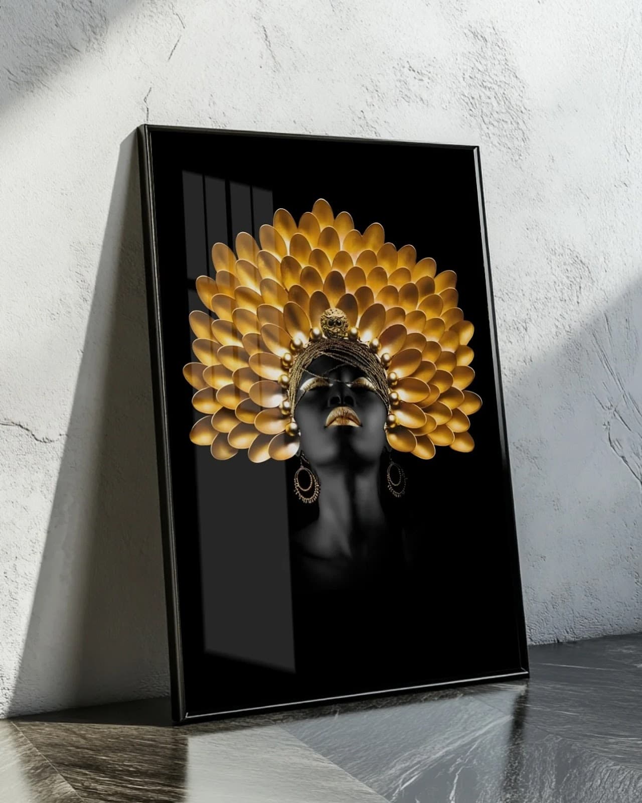 Quadro Mulher com Cocar Dourado